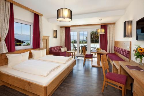 里登施瓦岑巴赫康体&Spa酒店的酒店客房 - 带一张床和用餐室