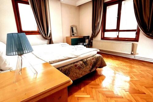 安卡拉A large, comfortable flat in the best area of Ankara, Turkey的一间卧室配有一张床和一张带台灯的桌子