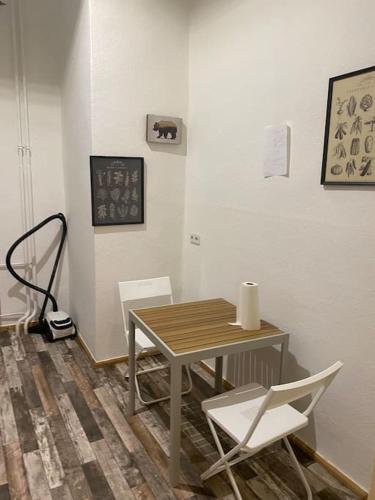 柏林Căn hộ có đầy đủ tiện nghi的桌子和两把椅子