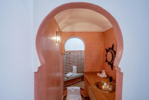 马拉喀什riad dar nejma & Spa的一间带水槽和镜子的浴室