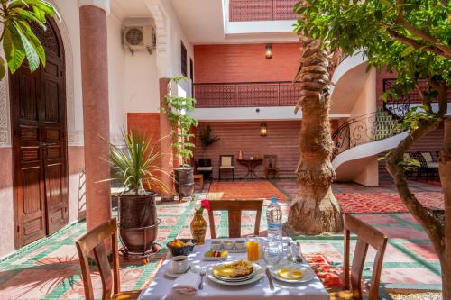 马拉喀什riad dar nejma & Spa的庭院里一张桌子,上面有食物