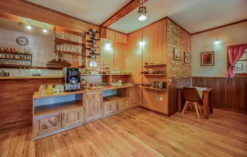 普利特维采湖Plitvice Lower Lakes Rooms的厨房配有木制橱柜和台面