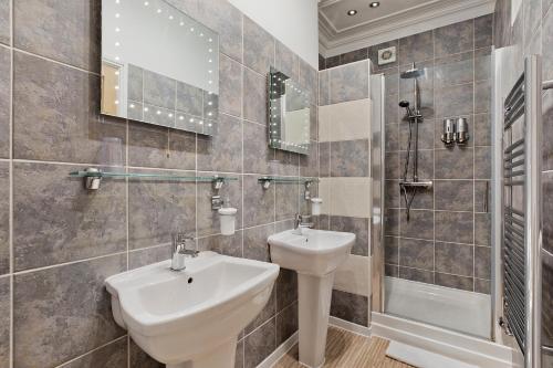 法利White Rose Guest House的一间带水槽、卫生间和淋浴的浴室