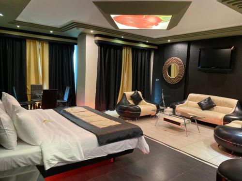 朱尼耶Dolls Hotel By Eurostars - Adults only的一间卧室配有一张床铺和椅子以及一台电视。
