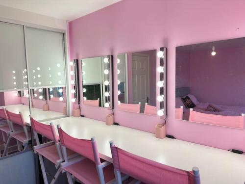 利物浦The Pink Jungle, Yes It Exists!的粉红色的房间,配有桌椅和镜子