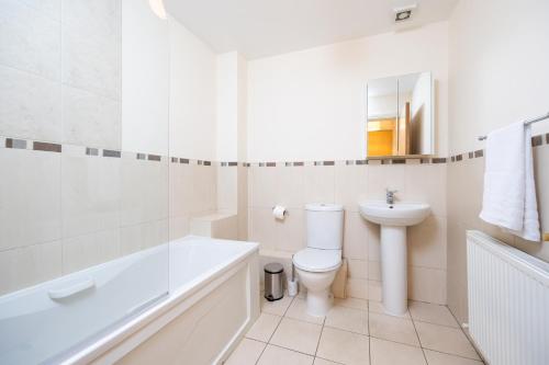 都柏林Errigal House, Eglington Road, Donnybrook, Dublin 4 -By Resify的白色的浴室设有浴缸、卫生间和水槽。