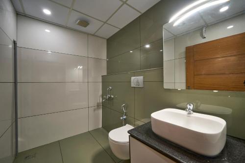 阿勒皮Venice Iva Residency的一间带水槽、卫生间和镜子的浴室