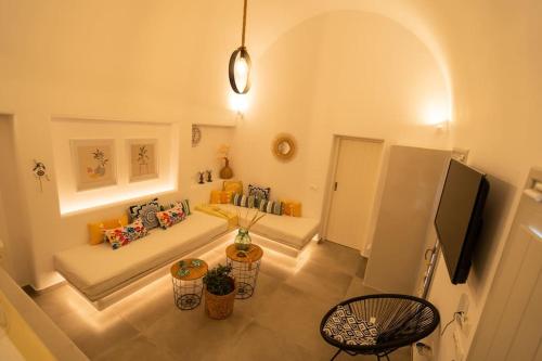 卡特瑞杜斯Acrus Villa Santorini with Heated pool的客厅配有沙发和桌子