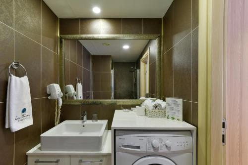 科贾埃利芙罗拉之家公寓式酒店的一间带水槽和洗衣机的浴室