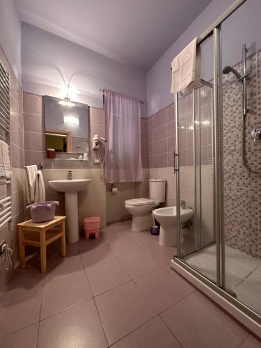 格拉齐Casa del Palombaro的带淋浴、卫生间和盥洗盆的浴室