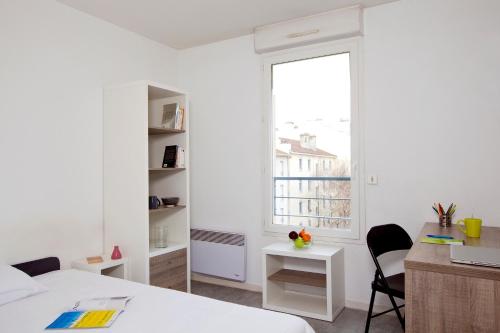 安锡塞祖尔阿菲尔安内西九桥酒店的一间卧室配有一张床、一张书桌和一个窗户。