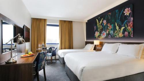 戈尔韦诺克斯戈尔韦酒店的酒店客房配有两张床和一张书桌