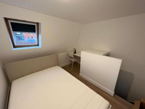 里尔Maisonnette Numero 7的一间小卧室,配有床和窗户