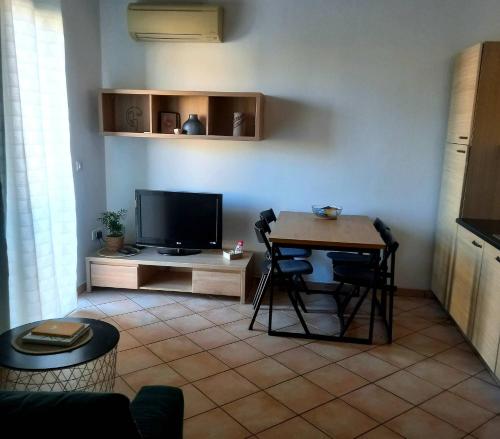 诺瓦瓦斯Apartment Mauro的客厅配有桌子和电视