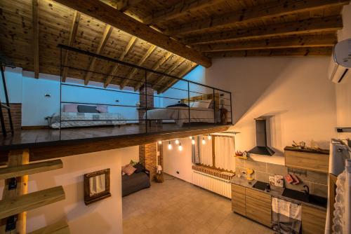 Francavilla BisioCascina Lunguria的客房设有阳台,配有一张床