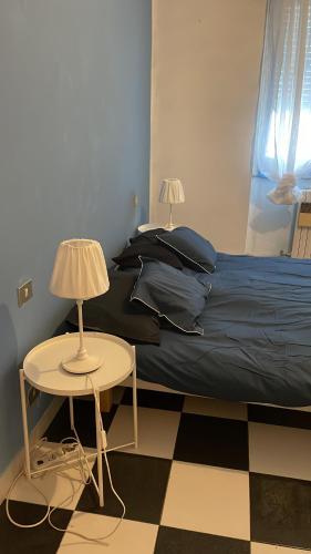 塞格拉泰L’appartamento di Mango e Pistacchio的一间卧室配有一张床和两张带台灯的桌子。