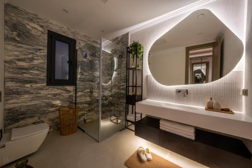 亚力卡瓦克Hills Deluxe的一间带水槽和镜子的浴室