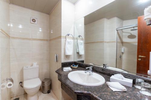 库塞尔Life Resorts Coral Hills Beach & SPA的一间带水槽、卫生间和镜子的浴室