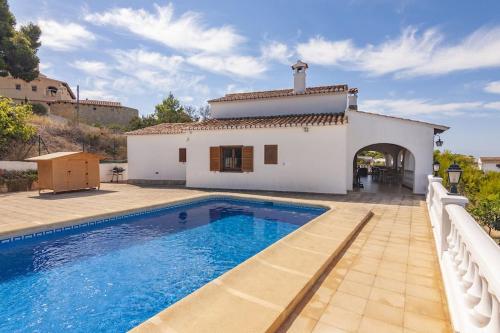 莫莱拉Villas Guzman - Matisse的别墅前设有游泳池