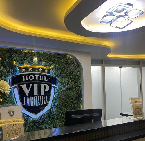 MacutoHotel Vip La Guaira的酒店大堂墙上有标志