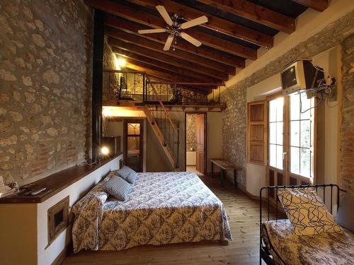 瓜迪克斯科尔蒂霍拉塔拉乡村民宿的一间卧室配有一张床和吊扇
