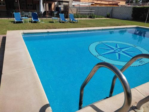 卡莫纳la Casita的一个带椅子和椅子的大型蓝色游泳池