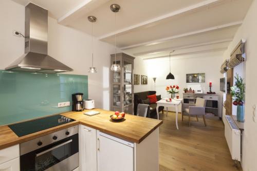 吕讷堡列布灵普拉茨假日公寓的厨房以及带台面的起居室。