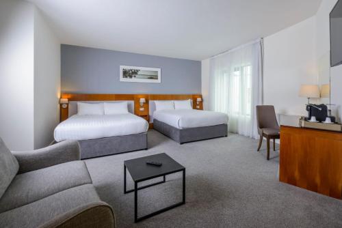 卡斯尔巴The Ellison的酒店客房,设有两张床和一张沙发