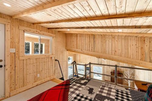 巴瑟斯特Cozy Cabin for Intimate Wilderness Escape的小屋,配有木墙