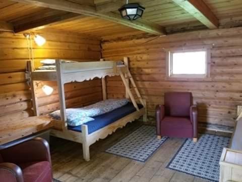 LundeBørte gård的小木屋内一间卧室(带双层床)