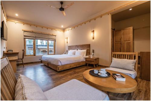 列城essence AT LADAKH的酒店客房设有两张床和一张桌子。