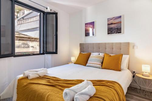 滨海保尔Casa do Porto的一间卧室配有一张带黄色枕头的大床