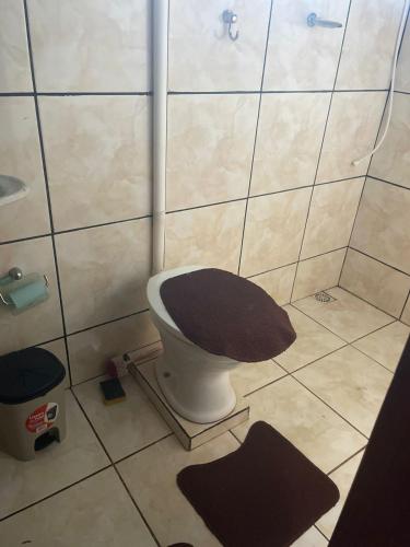 圣安娜杜里亚舒Chalé Agreste的浴室设有卫生间,地板上配有垫子。