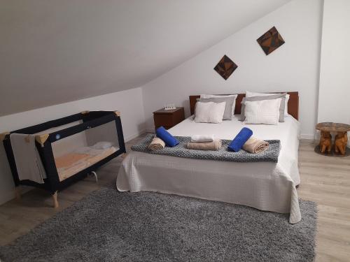 阿尔马达Open Home - Lisbon/Almada的一间卧室配有一张带蓝色枕头的大床