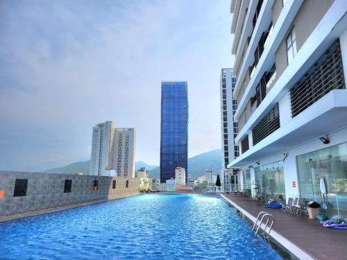 归仁Quy Nhon Chillin' Apartment - FLC Sea Tower Quy Nhơn Căn Hộ Hướng Biển的一座位于城市中心,拥有建筑物的游泳池