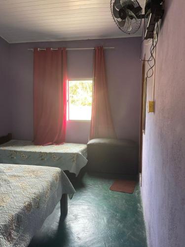 圣安娜杜里亚舒Chalé Agreste的客房设有两张床和窗户。