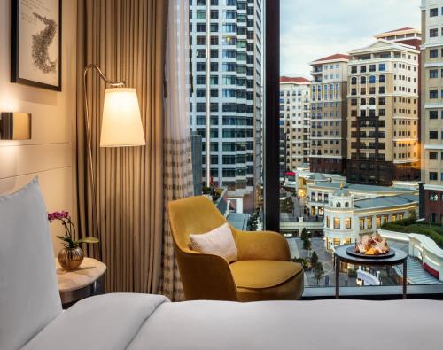伊斯坦布尔伊斯坦布尔地标酒店的酒店的客房 - 带一张床、椅子和窗户
