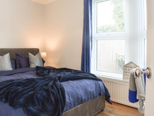 华盛顿Riverside Hideaway的一间卧室配有一张带蓝色毯子的床