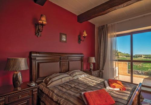 加斯利LeVecca Village House 1 - Gladiola的一间卧室设有一张红色墙壁和窗户的床