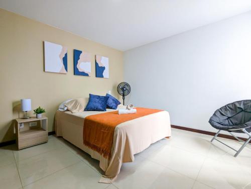 麦德林Apartamento Completo Poblado - Ubicacion Central con Parqueadero的一间卧室配有一张床和一把椅子