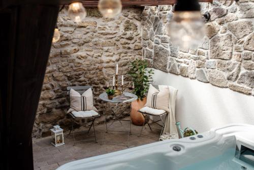 考波尔奇Hazai Provence的带浴缸和桌椅的浴室