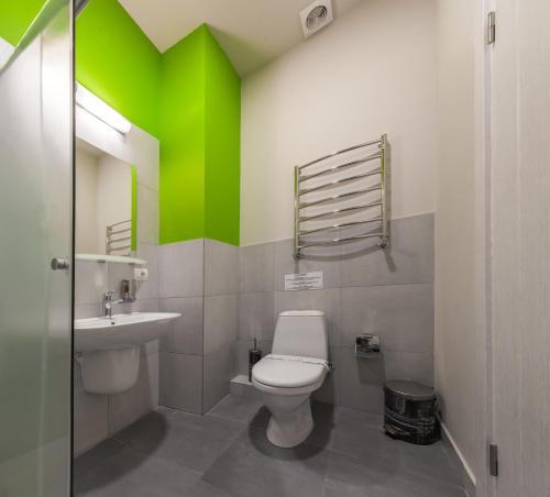 敖德萨马林内罗酒店的一间带卫生间和绿色墙壁的浴室