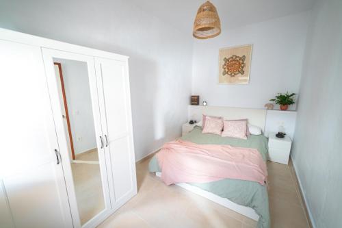 阿里亚Casa Carmen的一间小卧室,配有一张床和镜子