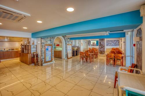 伊罗达Elounda Water Park Residence Hotel的餐厅设有1间带桌椅的用餐室