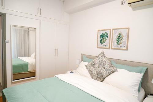 雅典Newly Renovated Apartment 7 min walk from Acropolis的一间卧室配有一张床和镜子