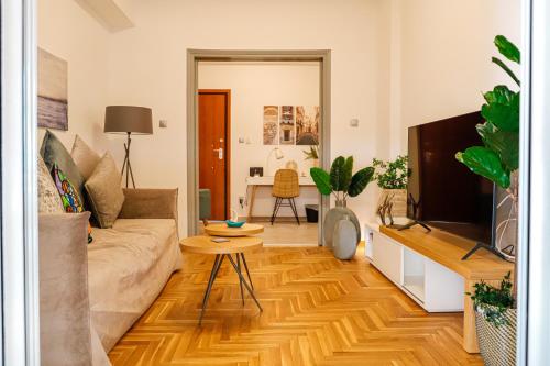 雅典Newly Renovated Apartment 7 min walk from Acropolis的客厅配有沙发和桌子