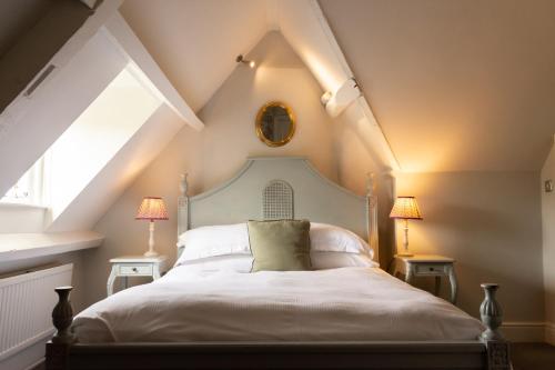 Coln Saint Aldwyn力推考林新酒店的阁楼卧室配有白色床