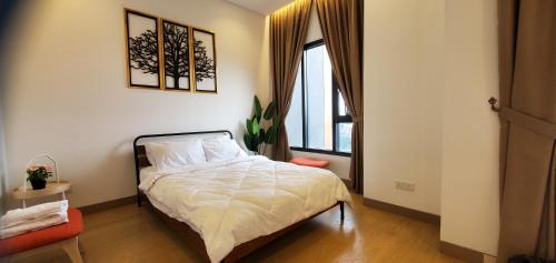 吉隆坡Lucentia Lalaport BBCC, Stuning Infinity Pool的一间小卧室,配有床和窗户
