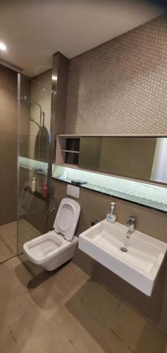 吉隆坡Lucentia Lalaport BBCC, Stuning Infinity Pool的一间带卫生间和水槽的浴室