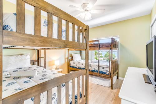 布雷登顿海滩Sunset Villa 2的一间卧室配有两张双层床和一台平面电视